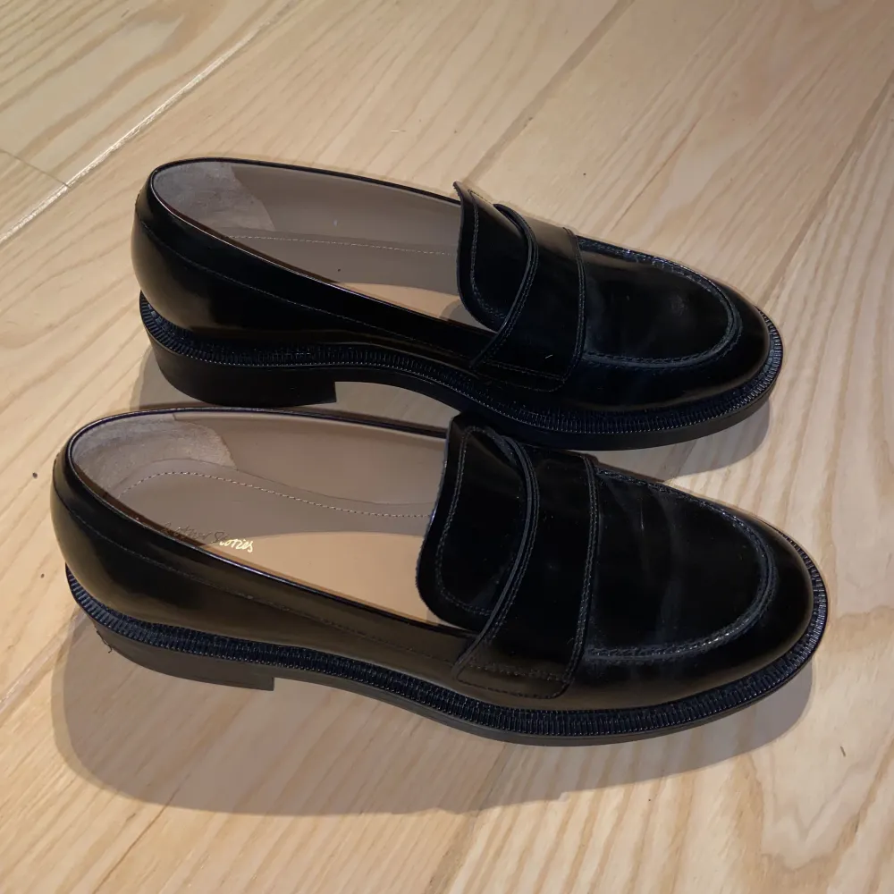 Stilrena och klassiska svarta loafers i läder. Endast använd en gång så dem nästan i nyskick. Nypris 1100kr.. Skor.