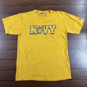 Champion Navy tshirt  - Snygg vintage T-shirt i storlek L! Bara att skriva om du undrar över något🙏