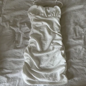 Vit klänning  - Vit superfin klänning i nyskick, stretchigt material, köparen står för frakten 