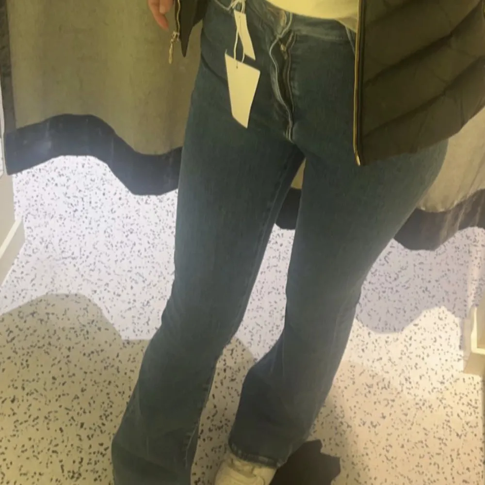 Mörkblå peachy flare jeans från bikbok köpta för 600 säljes för 250 jätte fint skick.. Jeans & Byxor.