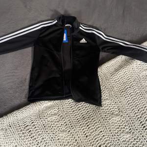 jättefin adidas zip up som jag köpte från sellpy! fick hem den igår men tyvärr så var den för liten för mig. lappen är kvar! den har en liten fläck på armen (se bild 2) men den syns inte alls på!