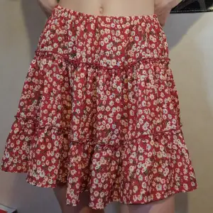 Röd/mörkrosa blommig kjol med resårband från shein. Köpte den i somras men gillade inte färgen.💫pris ej hugget i sten. Uppstår frågor är det bara att skriva💫
