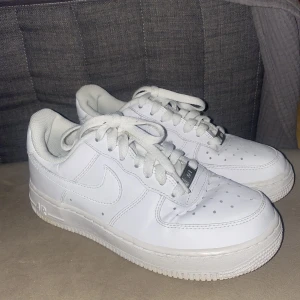 Nike air force 1 low - Som nya, lite creasade och har gulnat en aning under sulan. 