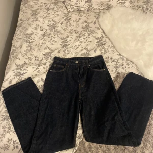 Högmidjade jeans - Knappt använda högmidjade jeans från hm
