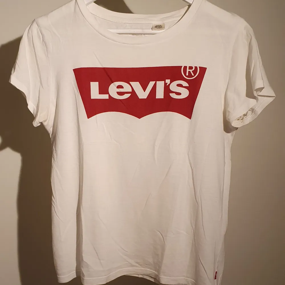 Klassisk T-shirt från Levis i strl S❤️. T-shirts.