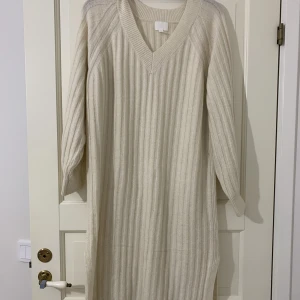 Stickad klänning  - Superfin stickad klänning från h&m som tyvärr inte kommer till användning. 