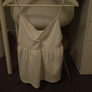 Linne - Ett jätte fint linne som jag faktiskt inte vet vart det kommer ifrån står varken storlek eller vart den är ifrån. Den sitter bra på mig som brukar ha xs/s i linnen