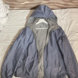 Prade Reverible Logo Windbreaker  - Prade Reverible Logo Windbreaker (Ljusblå/Ljusgrå) Riktigt bra skick, tags/eticketter ingår. 16 000kr nypris. Mer info/bilder dm 