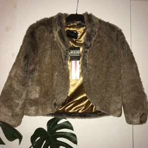 Vera moda croppad pälsjacka - Säljer denna croppade fuskpäls jacka  med 3/4 arm från Vera moda. Är aldrig använd och beskrivs vara i storlek M men tycker den är väldigt tajt (Har normalt storlek S). Kontakta mig om det behövs flera bilder på plagget eller vid övriga frågor.♥️