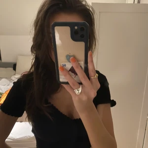 Ribbad tshirt - Ribbad topp från zara med ”volanger” samt knappar. Svart💖