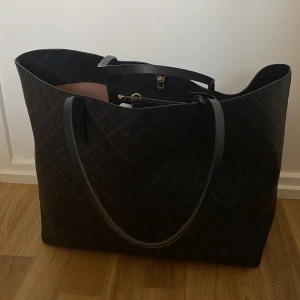 By marlene Birger väska  - Säljer min By Marlene Birger väska pga den inte kommer till användning, har så mycket andra väskor. Nypris 2599. Säljer för 700! Frakt tillkommer om inte snabb affär! ☺️