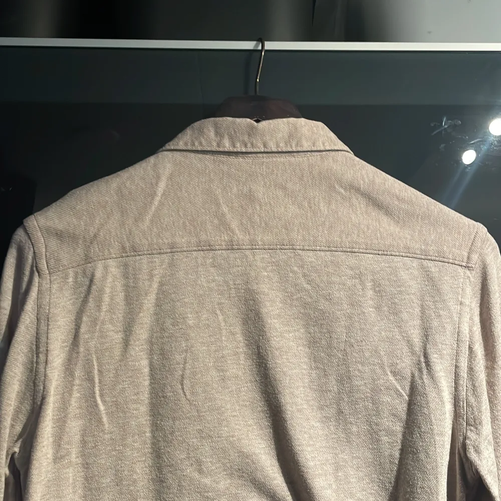 Beige/brun skjorta från JL i beige/brun färg i storlek S. Skjortor.