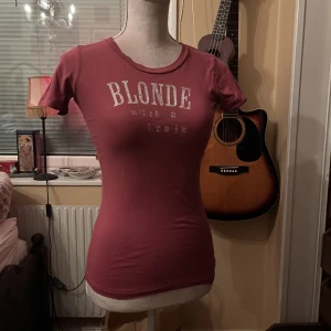 t shirt - ”blonde with a brain” t shirt bra skit å rolig tröja, typ mörk rosa färg💕