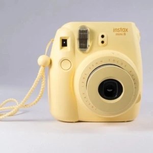 Instax Mini 8 Polaroidkamera - Kamera som tar polaroidbilder. Papper följer inte med. Ordinariepris ca 800-900kr. Köptes för ca 3 år sen, inte använts mycket men förpackning är rätt gammal dock. Funkar precis som ny. Möts upp i Västerås eller köpare står för frakt!