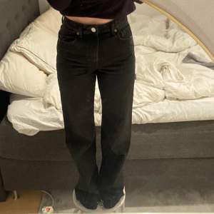 Ett par lite vidare svarta jeans från zara. Storlek 36 🖤