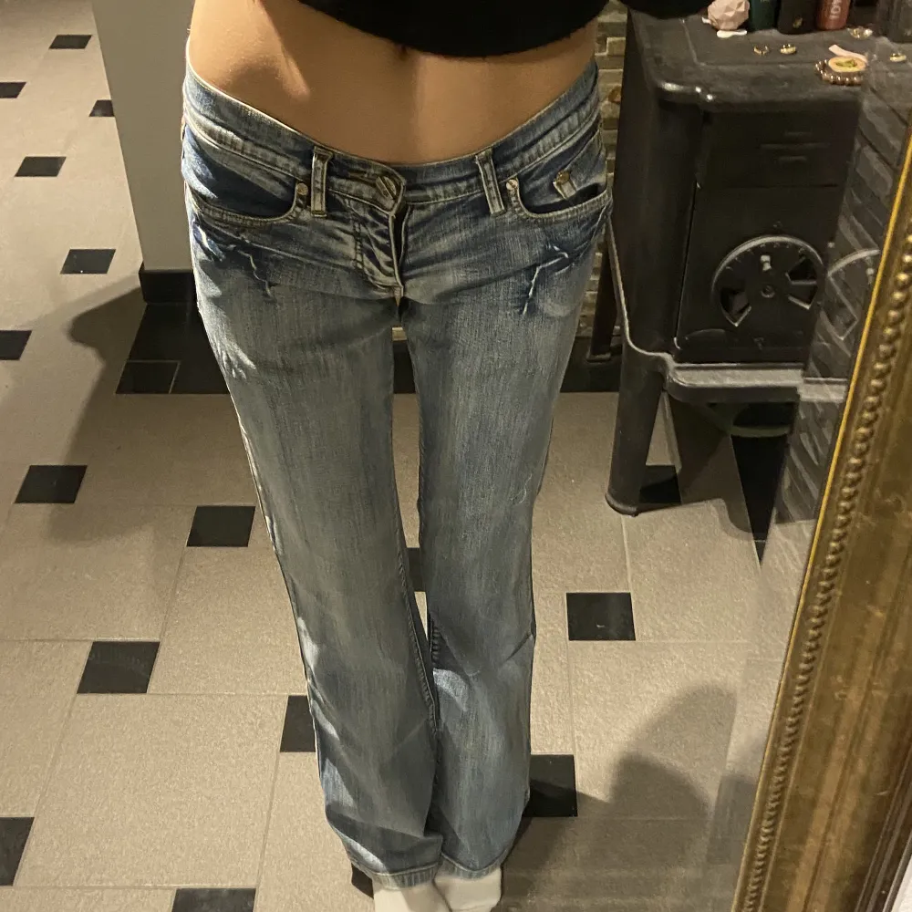 Lowwaist jeans. Midjemått 70 cm (lite elastiskt) och 81 cm i innerbenslängd 🫶🏽säljs endast vid tillfredsställande bud!. Jeans & Byxor.