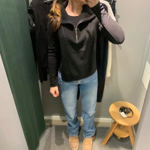 stickad topp  - stickad väst från hm storlek s pris 100kr