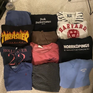 Tröjor/Hoodies/toppar  - Säljer jätte fina toppar/tröjor/hoodies i bra skick. Skriv till mig om ni vill köpa. Hoodie/tröjor kostar mellan 40-180 kr och topparna kostar mellan 20-40 kr. Skriv till mig om ni vill köpa eller undrar något. Frakten varierar! Först till kvarn🫶