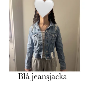 Jeansjacka  - Säljer denna fina blå jeansjacka från lager 157 jätte bra skick aldrig använd! Köparen står för frakten!❤️