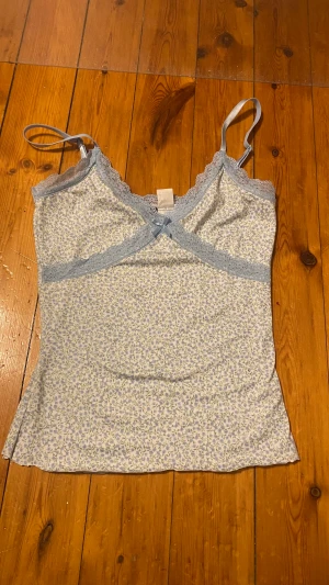 Blommigt linne - Super gulligt linne som igentligen e en klänning men har klippt av till ett linne. Passar som xs men är stretchig. Tryck inte på köp nu!!!