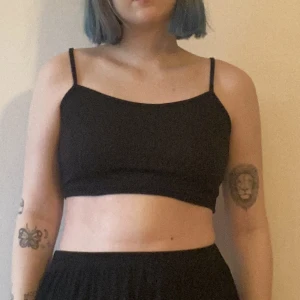 Svart croptop - Croptop med justerbara band. Funkar för XS-M lite pga stretch. Materialet syns bäst på sista bilden :)  Använt ca 3-4 ggr.