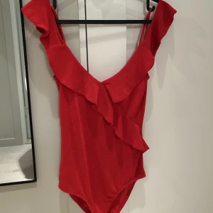Gina Tricot röd body - Body från Ginatricot i strl. XS. Söt att ha på sommaren, framhäver axelpartiet. Stretchigt material, passar även en S.