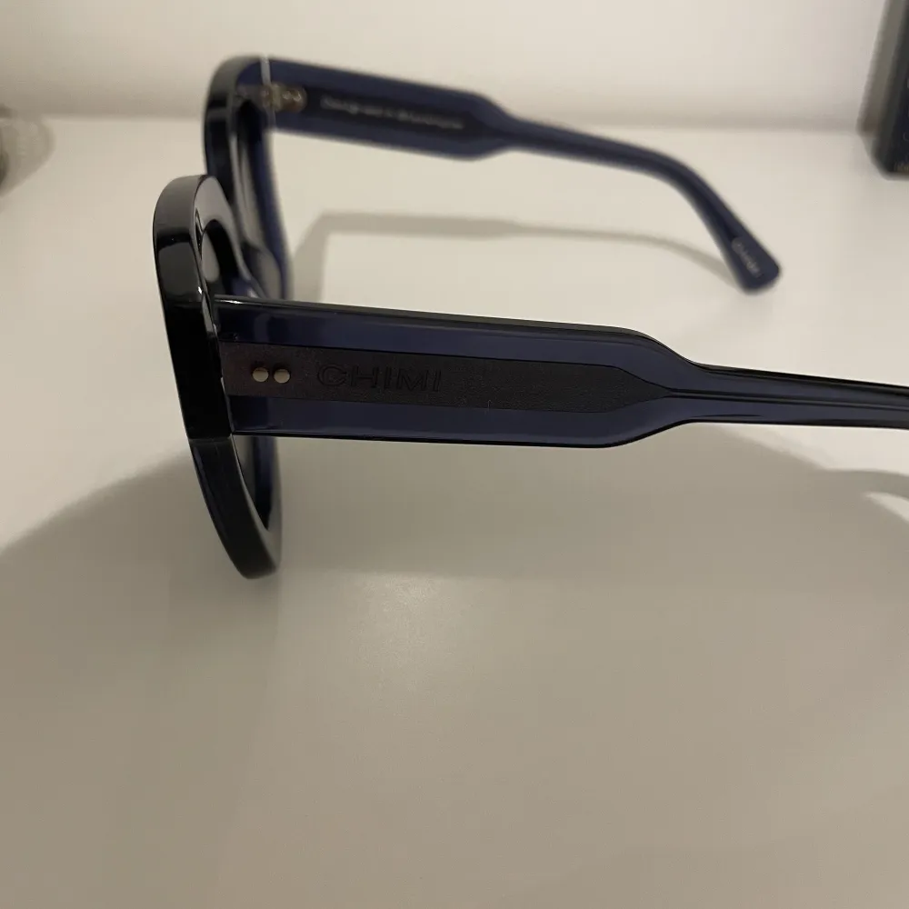 Säljer mina blå chimi 08 solglasögon som är i fint skick och har inga repor mm💙glasögonen finns inte kvar på hemsidan att köpa! Skriv på dom vid frågor eller intresse!. Accessoarer.