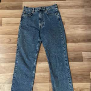 Supersnygga mörkblåa jeans från &otherstories. Knappt använda och är i nyskick. Säljer eftersom de är för korta i benen på mig som 165. Passar 160 och under bäst💕💕nypris 890kr och jag säljer för 400kr
