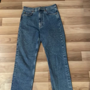 Mörkblåa jeans - Supersnygga mörkblåa jeans från &otherstories. Knappt använda och är i nyskick. Säljer eftersom de är för korta i benen på mig som 165. Passar 160 och under bäst💕💕nypris 890kr och jag säljer för 400kr