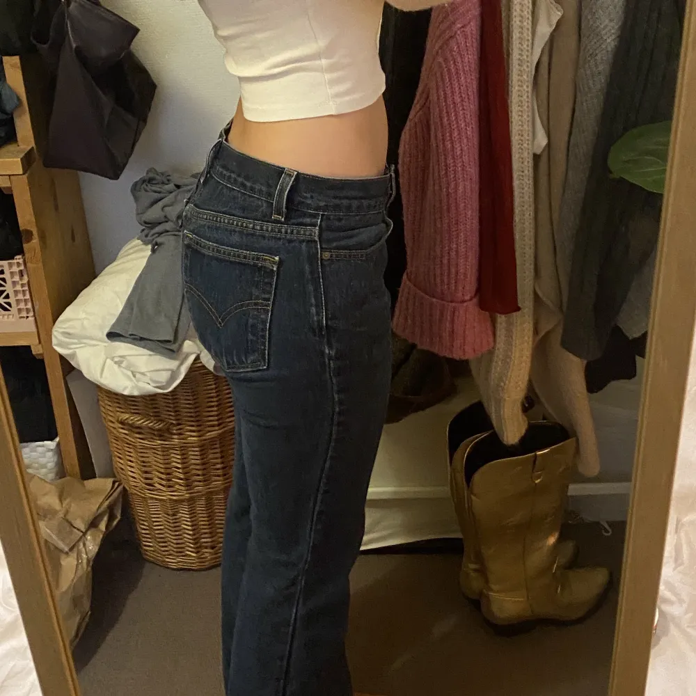 Perfekta mörkblå lågmidjade Levisjeans! I bra skick, köpt secondhand men bara använda fåtal gånger. Står ej storlek på dom men jag brukar ha strl 36 i byxor och 26-27/34 i tex weekdays jeans för referens. Skriv vid frågor! 💓. Jeans & Byxor.