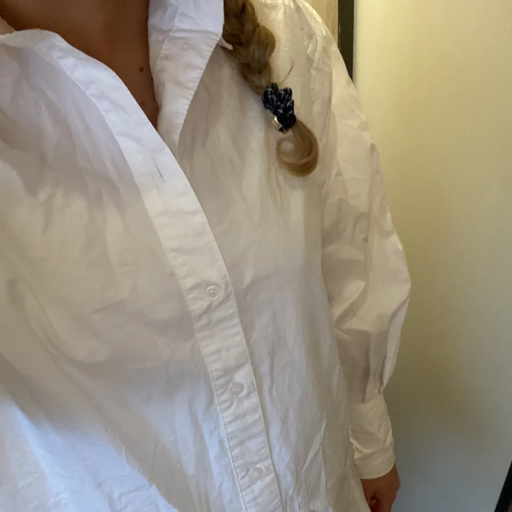 Galet snygg skjort klänning som enbart används vid ett tilfälle, så som ny. Kan behöva strykas dock🥰😉😁. Klänningar.