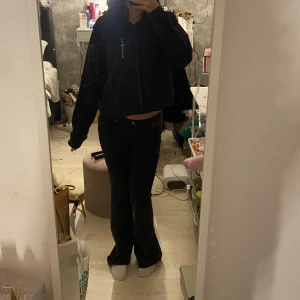Jeans - jättefina lågmidjade jeans från junkyard. Säljer då dom är lite stora i midjan för mig. Jag är 172 och dom sitter jättebra i längden. Dom är knappt använda så i väldigt fint skick. Skriv om ni har frågor💞💞inga defekter