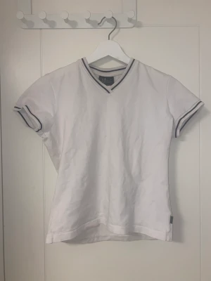 peak topp - jättegullig vit topp med svarta detaljer från peak performance ger lite preppy vibes🤍🖤