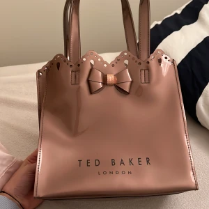 Ted baker väska  - Anvönd bara en gång är äkta Ted baker väska London köpt för 359kr men säljs för 150