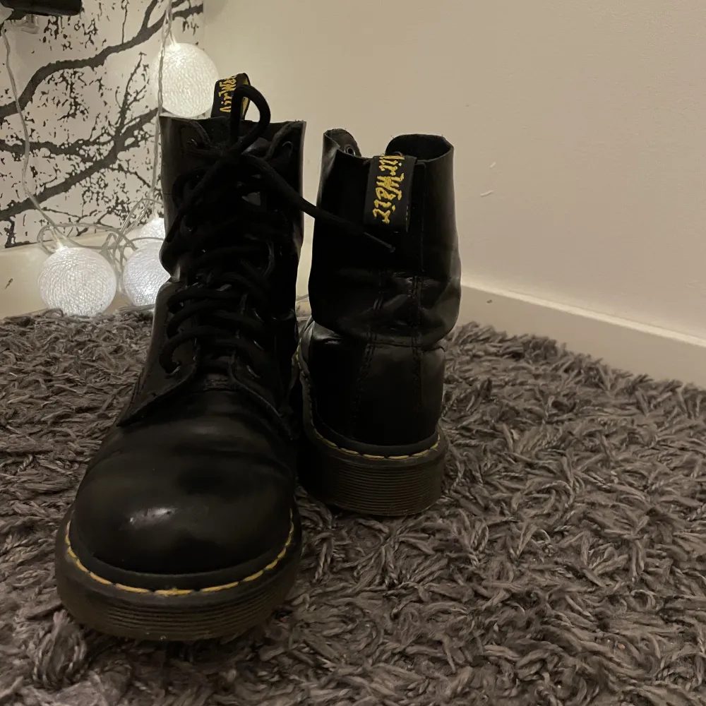 Säljer mina äkta dr martens skor i äkta läder. ny pris 1700kr använda en del,  köpare står för frakten. Skor.