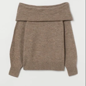 Off shoulder tröja  - Jag säljer en off shoulder tröja från H&M i en fin brun färg. Den är i bra skick! Kontakta vid intresse och frågor! 