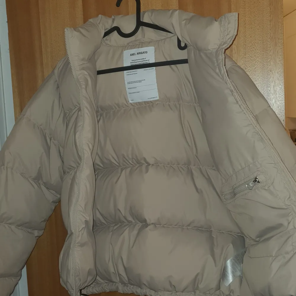 Hi! I'm selling my AA Observer puffer in size M due to barely wearing it 😊.  The jacket has been dry cleaned once and never worn since, so it is completely clean. It's made of 100% down feathers.  I would prefere a pickup if possible 😌.. Jackor.