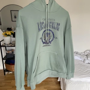 Hoodie - Mysig hoodie med fleece på insidan. Använd men i gott skick