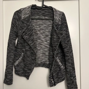 Kofta från Gina tricot - Kofta från Gina Tricot i strl. XS.