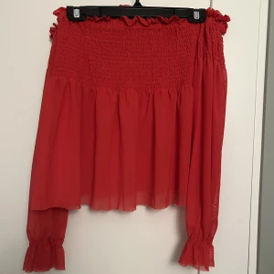 Singoalla top i röd - Singoalla top i röd från Gina Tricot i strl. S. Jättefint skick.