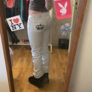 Victoria beckham jeans - Galet snygga jeans från Victoria beckham:) perfekt låg midja å tryck på bakfickorna🫶 ganska tighta i modellen men passar bra till uggs som jag har på bilden, jag är 160cm