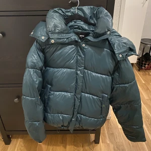 Grön pufferjacka - Pufferjacka från Bikbok. Storlek s (oversize). Har luva