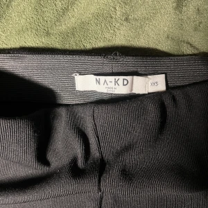 Sköna byxor från NA-KD - Helt nya byxor dock tajta men supersköna!