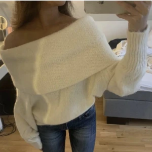 Hm off sholder tröja - Vit stickad off sholder tröja ifrån hm, väldigt bra skick då den nästan aldrig är använd. Slut i nästan alla storlekat på hm 💓 (lånade bilder)