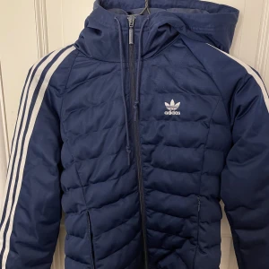 Adidas jacka  - Mörkblå jacka från adidas, höger fickan är sönder går inte att stänga den men annars är den i bra skick☺️