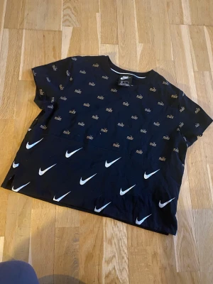 Nike topp - Ny! Träningstopp strl M