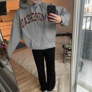 Morehead hoddie  - Lägger upp den här hoddien igen då de något fel med förra annonsen. Säljer denn viggade hoddie då den är lite för stor. Köpt här på plick för 450kr , är i storlek L och jag skälv har oftast S och den sitter byggy på mig. Köparen står för frakten☺️