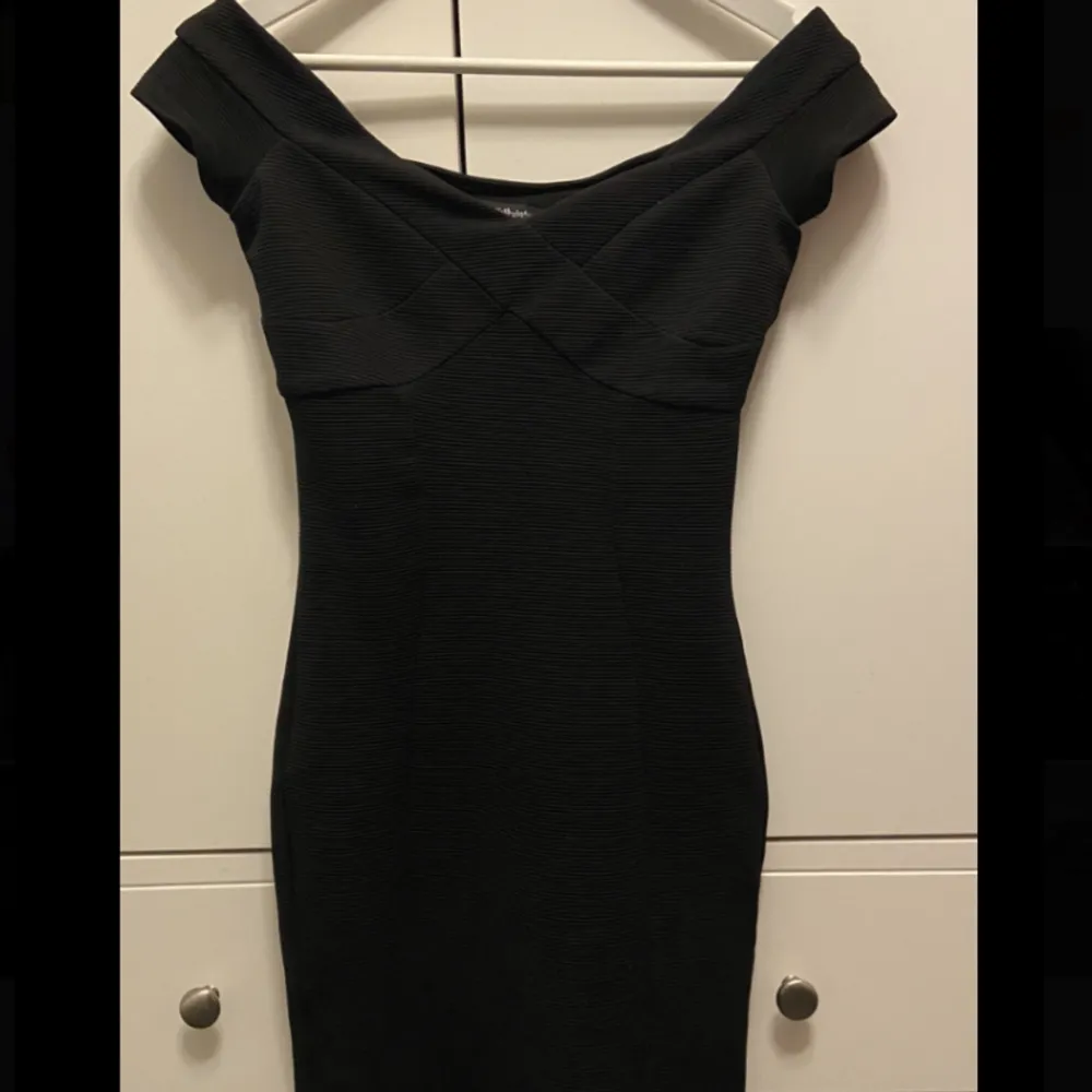 En superfin klänning i storlek XS! Kan tyvärr inte ha den då den är för liten❣️. Klänningar.
