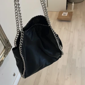 Väska - En väska som är i bra skick på utsidan men inuti är den lite sönder, se sista bilden, fack sönder och tyget lite sönder, därav priset