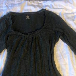 Grå/mörkgrön långärmad tröja men mönstrat tyg (se bild 3), stretchigt material så kan passa både S och M, skriv vid frågor💖